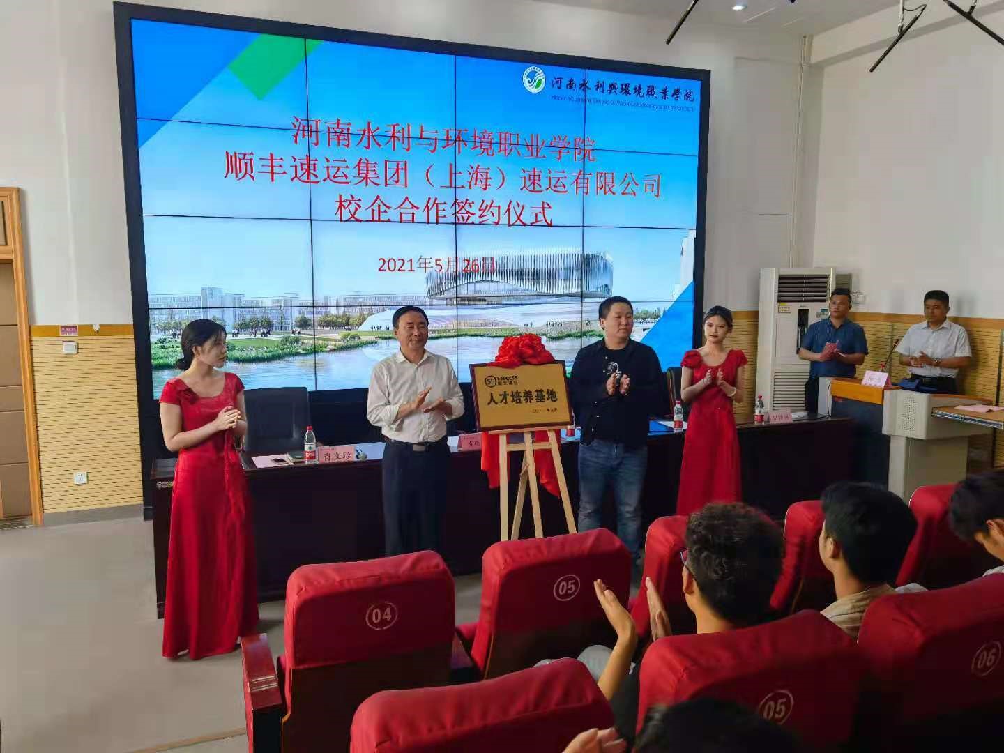 谈球吧体育